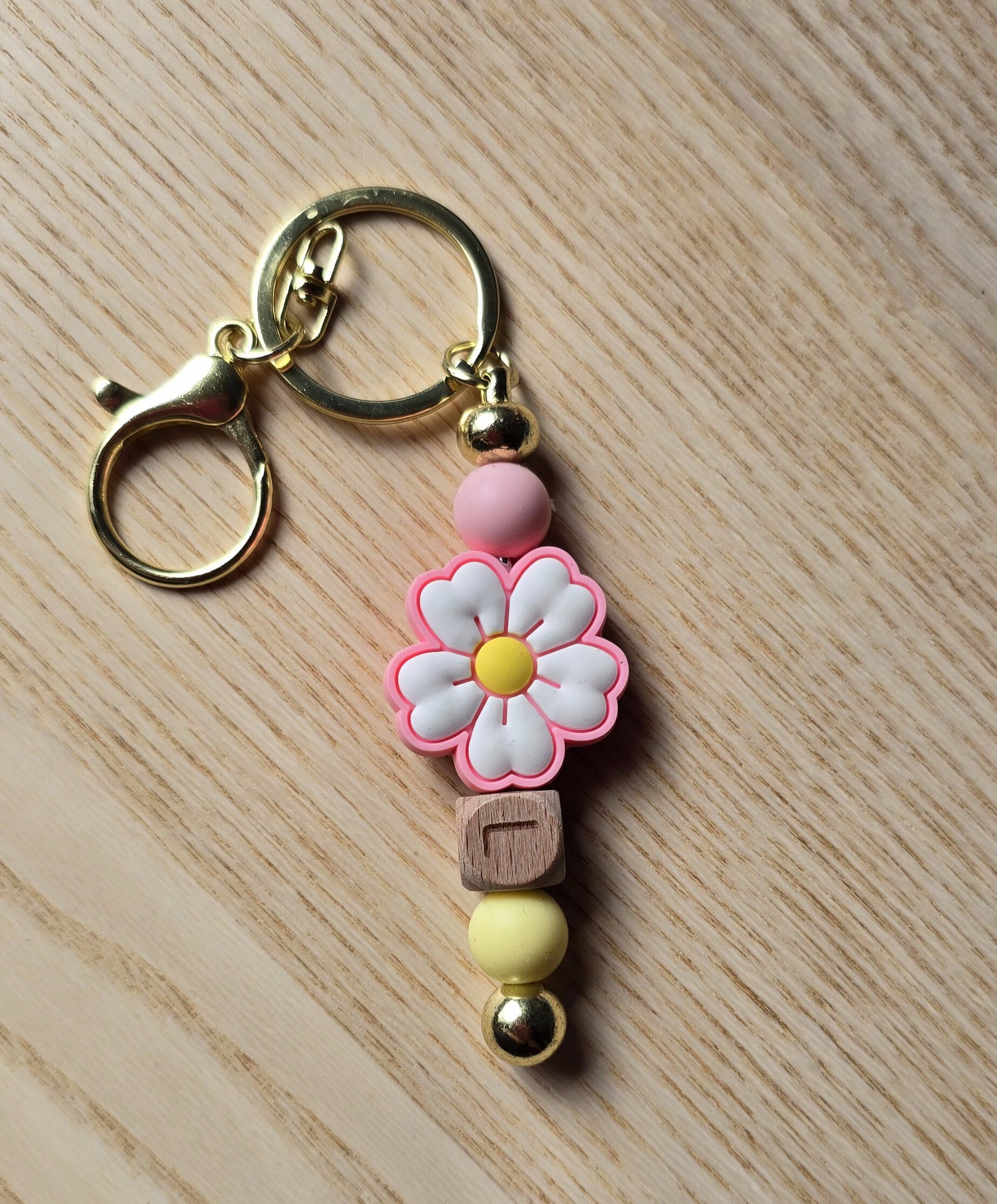 Porte-clés métal fleur blanche lettre bois