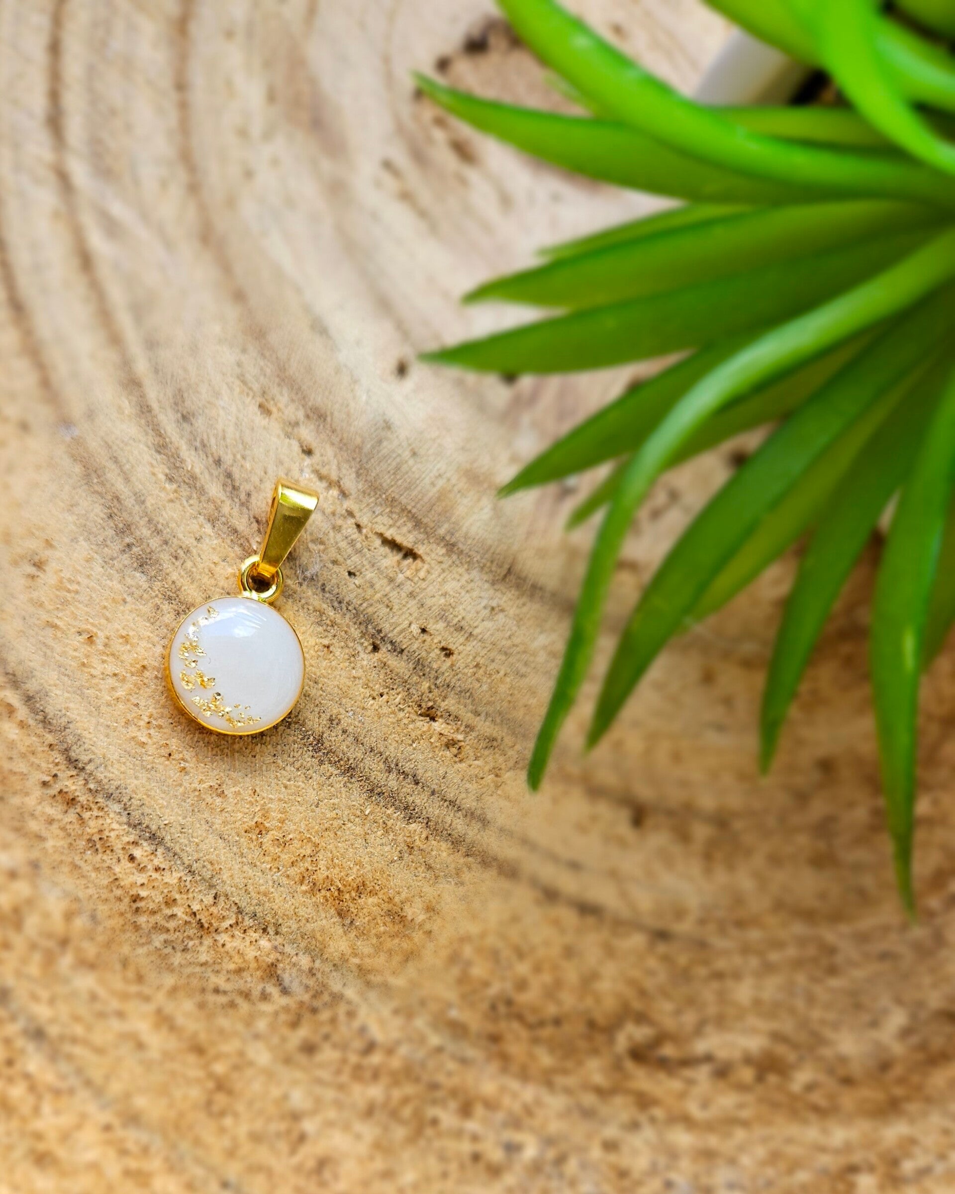 Moedermelk sieraad; hanger verguld