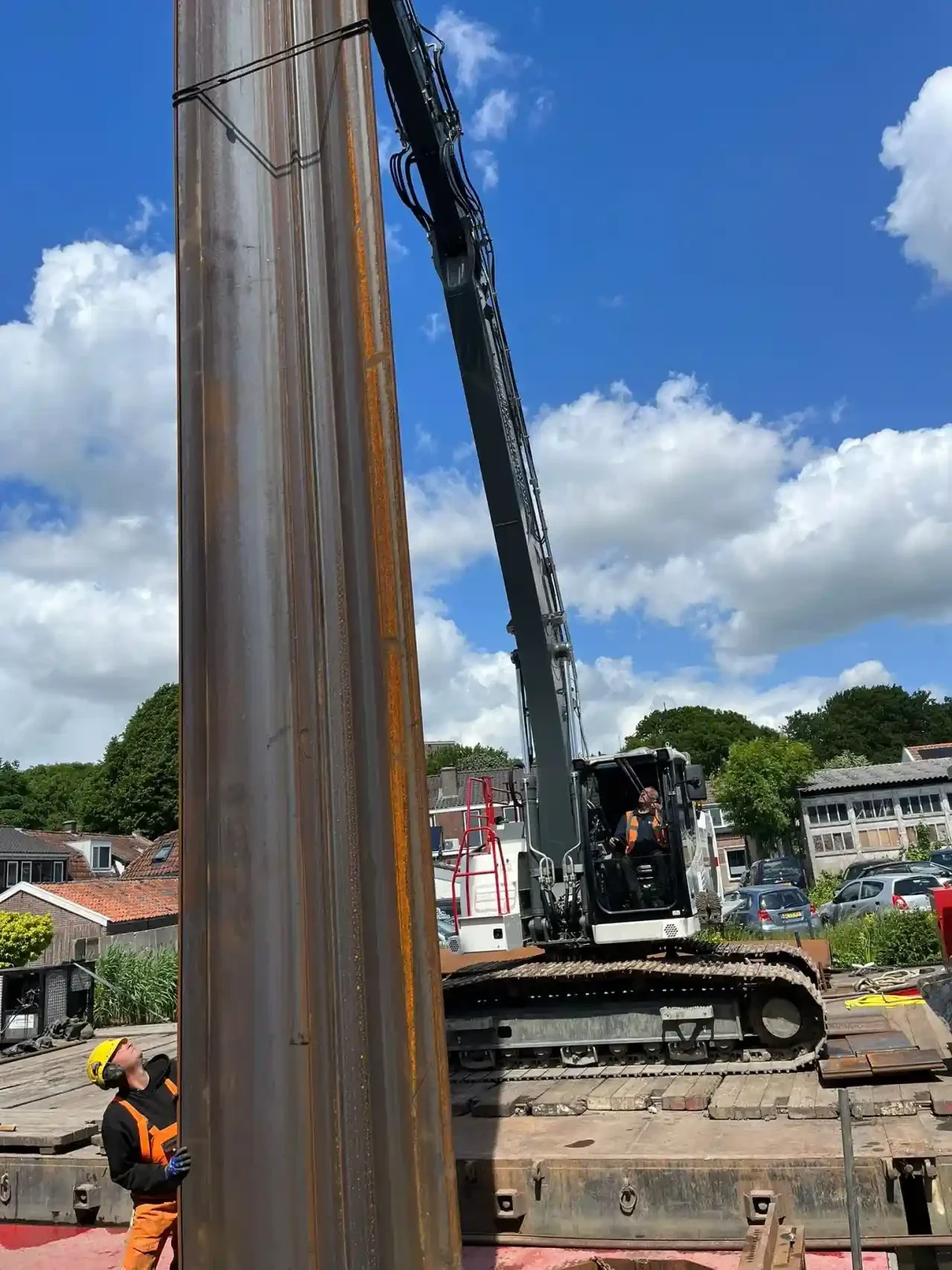 Stalen damwanden in een watergang voor geotechnische waterbouw - installatie, Oude Rijn, Barwoutswaarder, Woerden