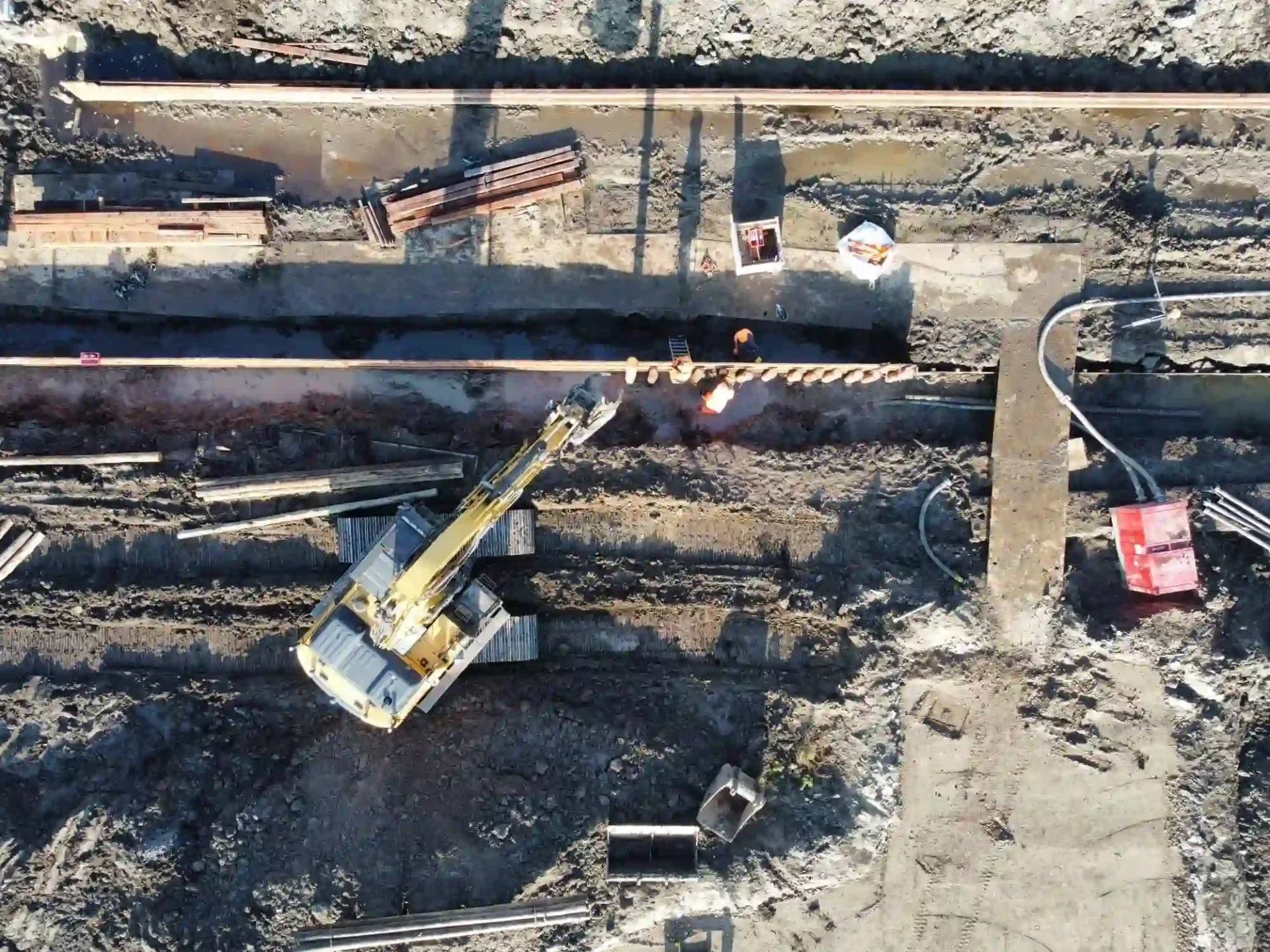 Uitvoering van houten beschoeiing in een watergang voor geotechnische waterbouw. Deze beschoeiing is berekend met D-Sheet Piling. Locatie Parq Waal aan de Noldijk 119 en 121 te Barendrecht