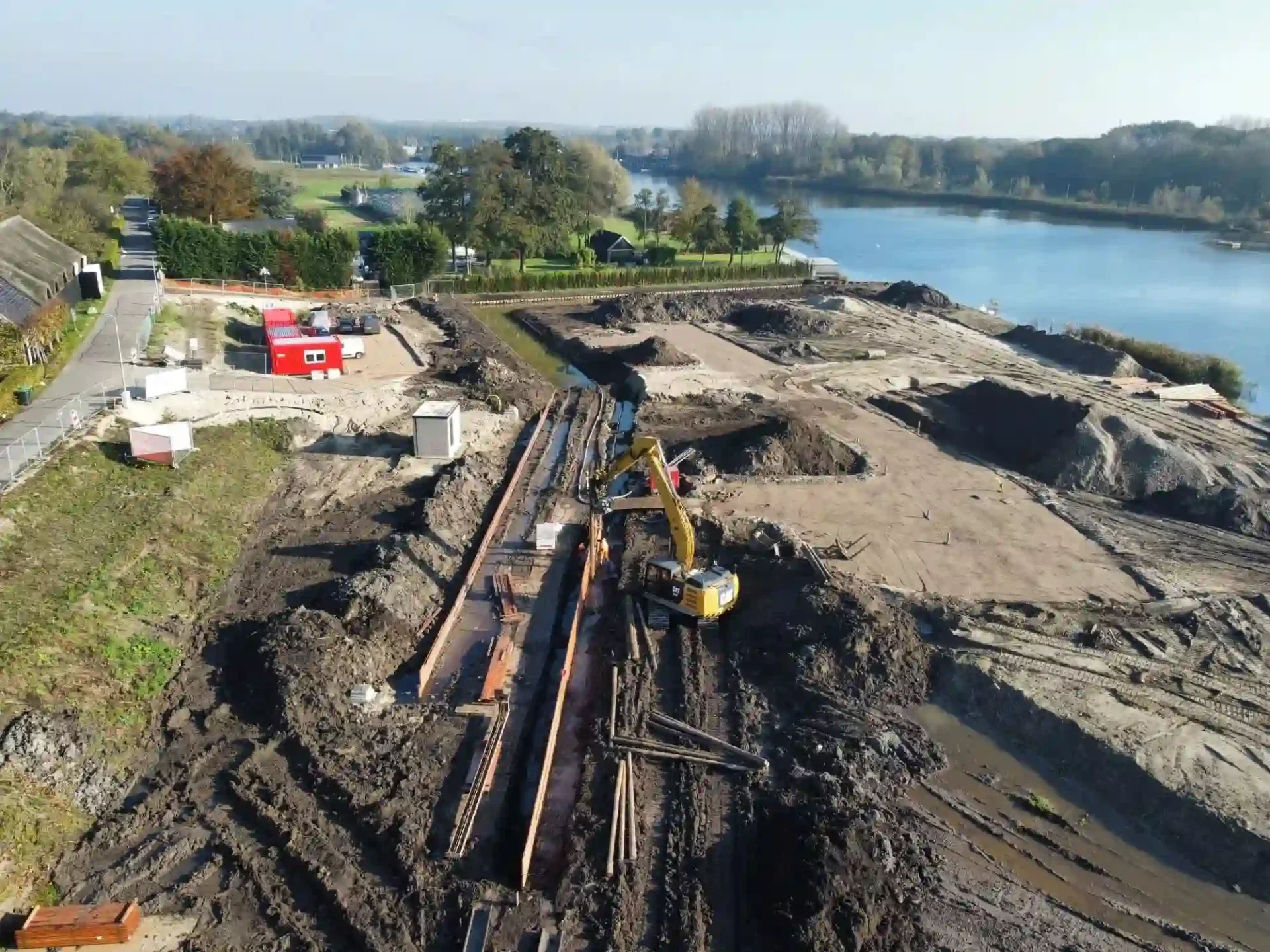 Houten beschoeiing in een watergang voor geotechnische waterbouw tijdens de uitvoering. Deze beschoeiing is berekend met D-Sheet Piling. Locatie Parq Waal aan de Noldijk 119 en 121 te Barendrecht