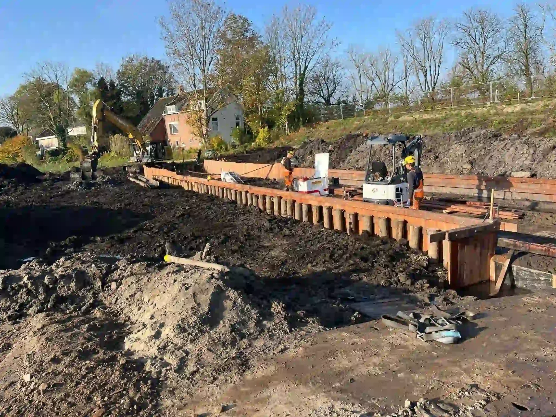 Uitvoering van houten beschoeiing in een watergang voor geotechnische waterbouw. Deze beschoeiing is berekend met D-Sheet Piling. Locatie Parq Waal aan de Noldijk 119 en 121 te Barendrecht