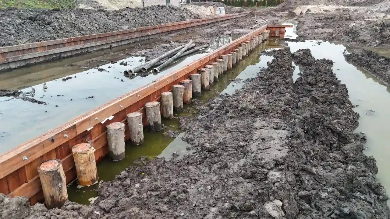 Houten beschoeiing in een watergang voor geotechnische waterbouw tijdens de uitvoering. Deze beschoeiing is berekend met D-Sheet Piling. Locatie Parq Waal aan de Noldijk 119 en 121 te Barendrecht