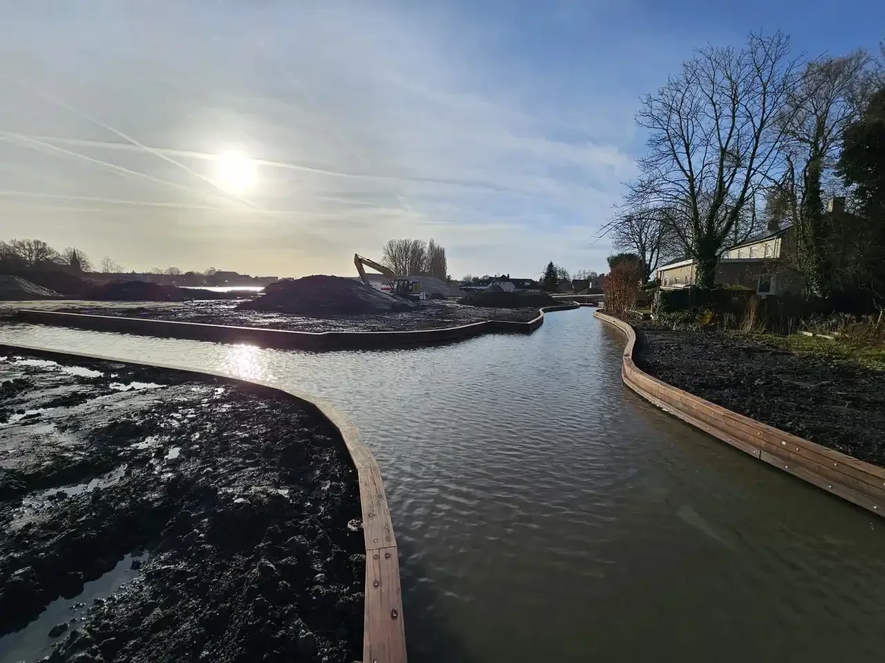 Houten damwanden in een watergang voor geotechnische waterbouw