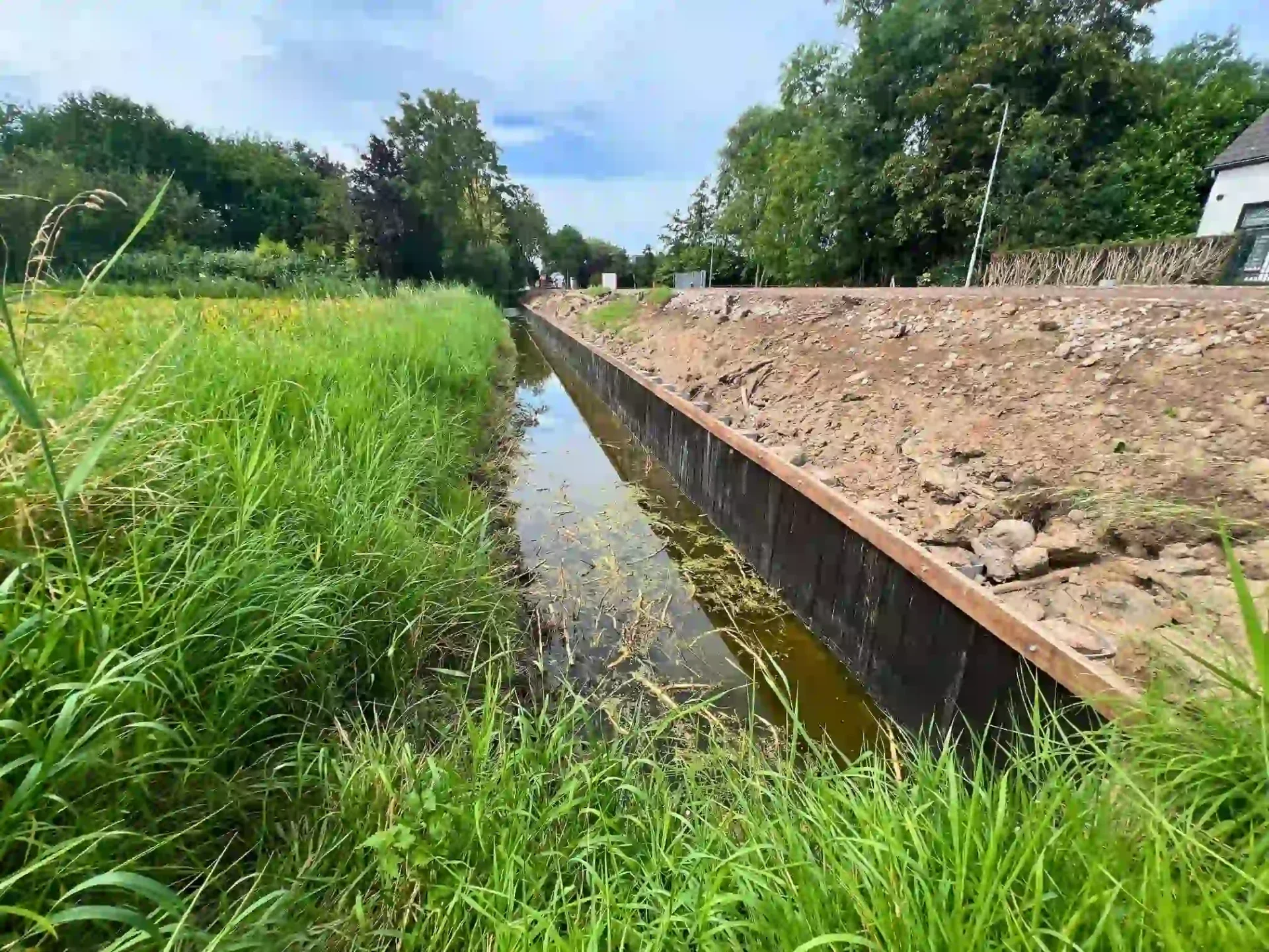 Kunststof beschoeiing in een watergang voor geotechnische waterbouw. Deze beschoeiing is berekend met D-Sheet Piling. Snelfietsverbinding: Zaltbommel – Den Bosch