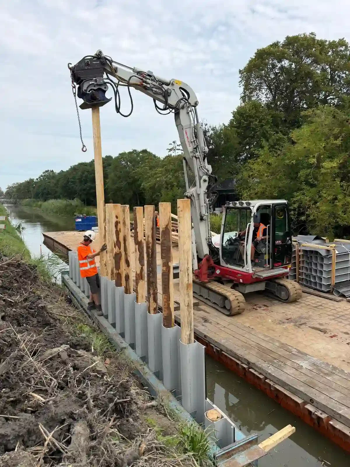Kunststof damwand beschoeiing Prolock Omega in een watergang voor geotechnische waterbouw tijdens de uitvoering. Deze is berekend met D-Sheet Piling. Molenweg in Wieringerwaard