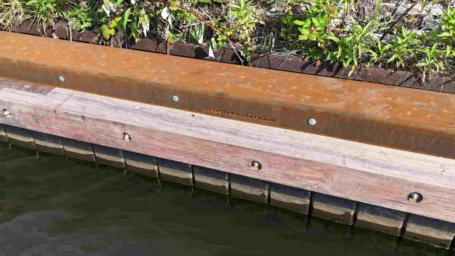 Kunststof damwanden in een watergang voor geotechnische waterbouw