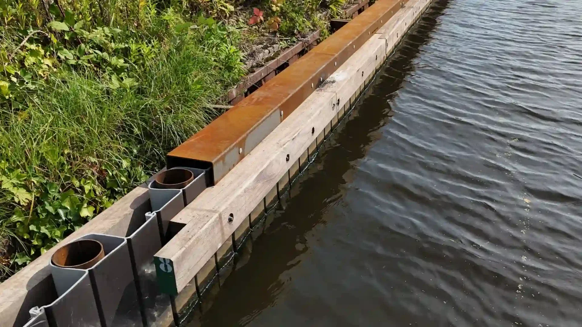 Kunststof damwanden met gording in een watergang voor geotechnische waterbouw, Industriehaven Hoogeveen