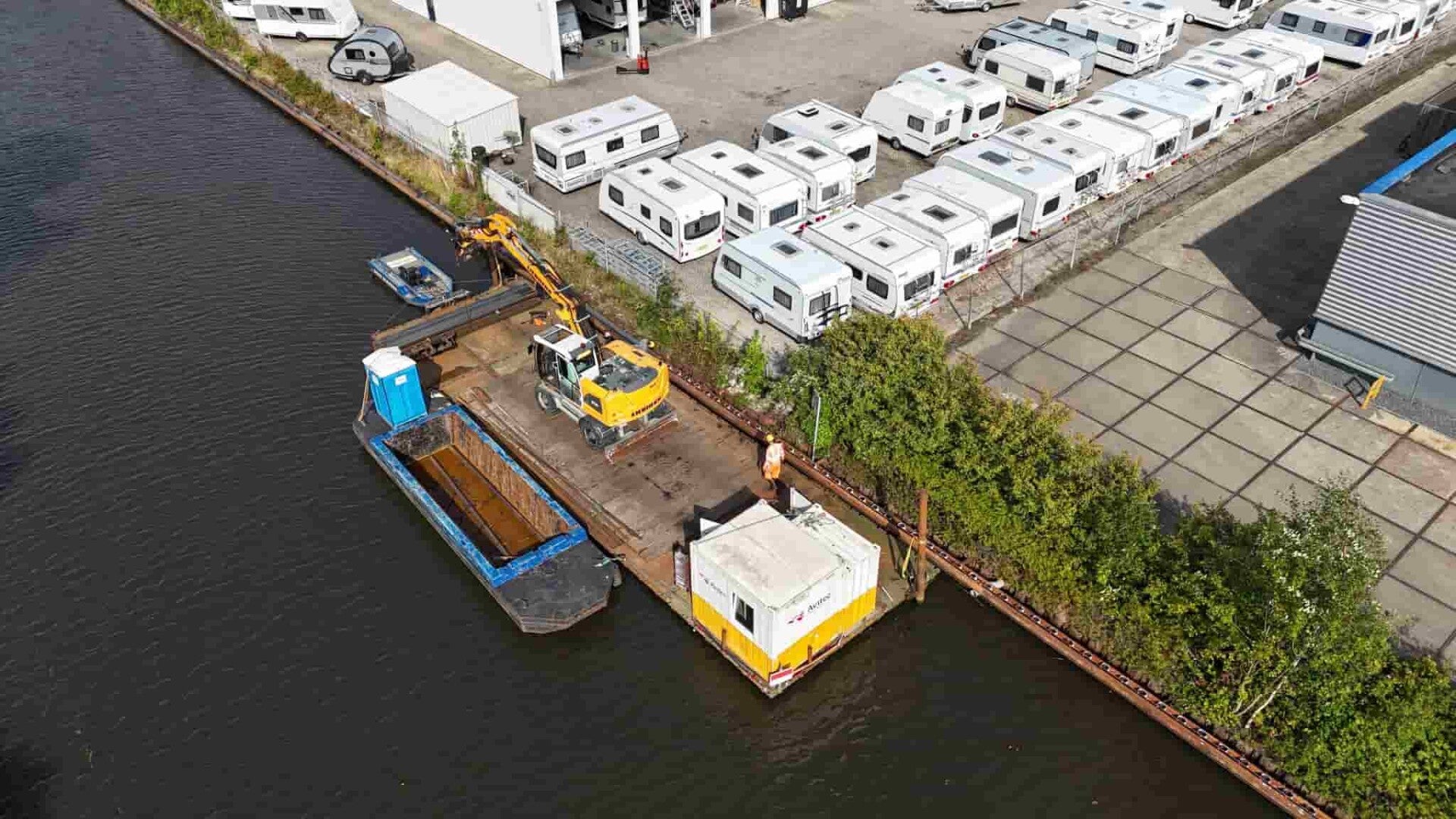 Uitvoering van kunststof damwanden in een watergang voor geotechnische waterbouw