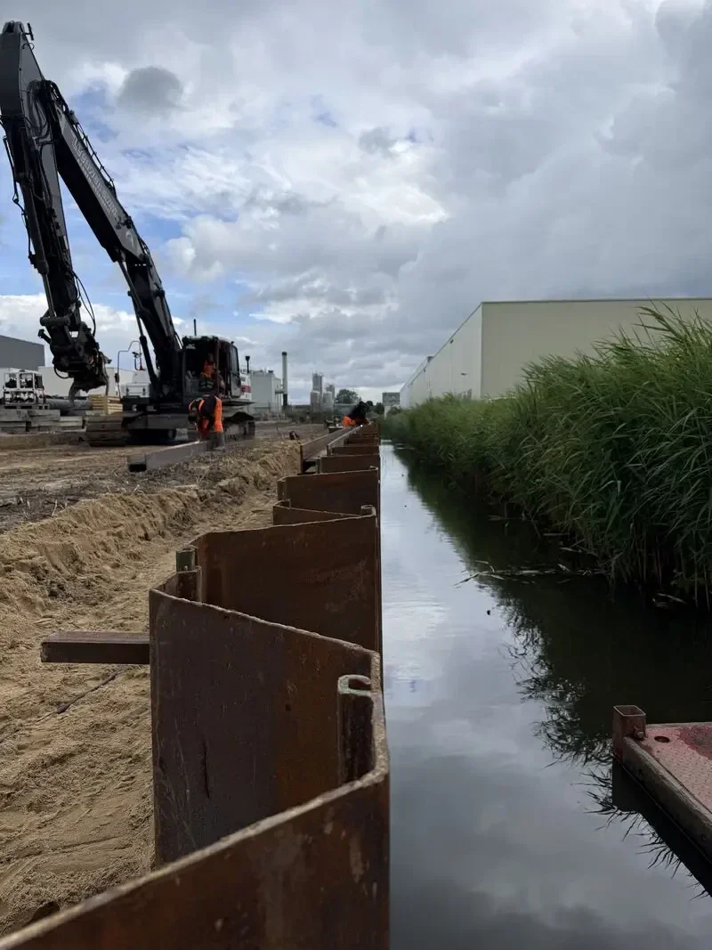 Stalen damwanden in een watergang voor geotechnische waterbouw
