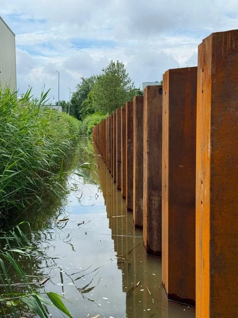 Stalen damwanden in een watergang voor geotechnische waterbouw