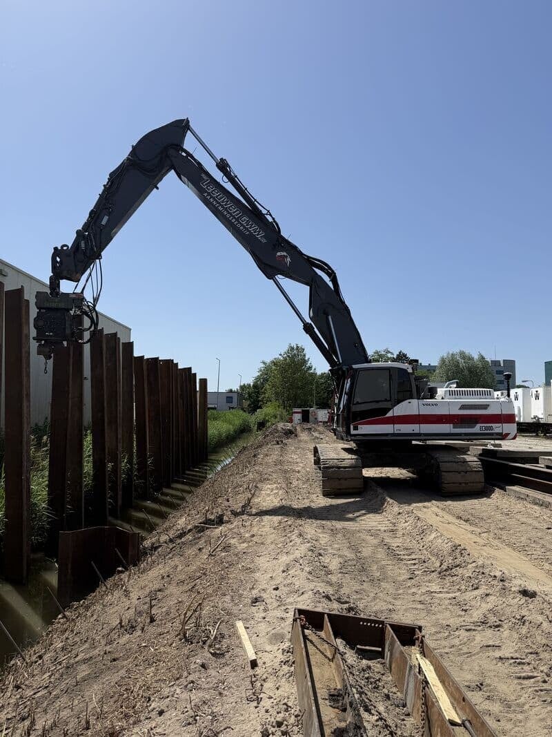 Stalen damwanden in een watergang voor geotechnische waterbouw