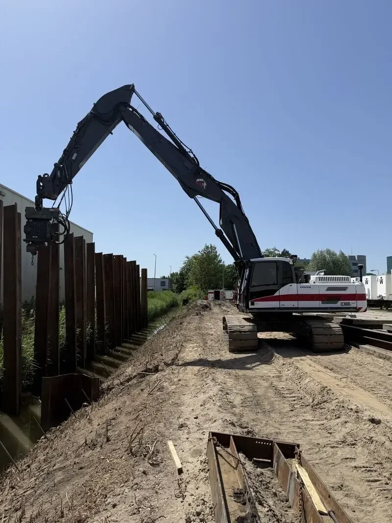 Stalen damwanden in een watergang voor geotechnische waterbouw, Economieweg Utrecht
