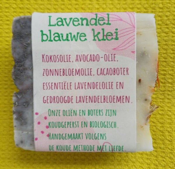 Geurende lavendel natuurzeep met laagje blauwe klei