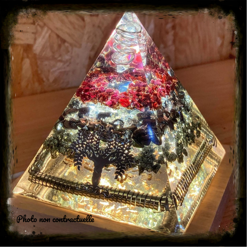 Pyramide orgonite ancrage hématite pyrite tourmaline noire
