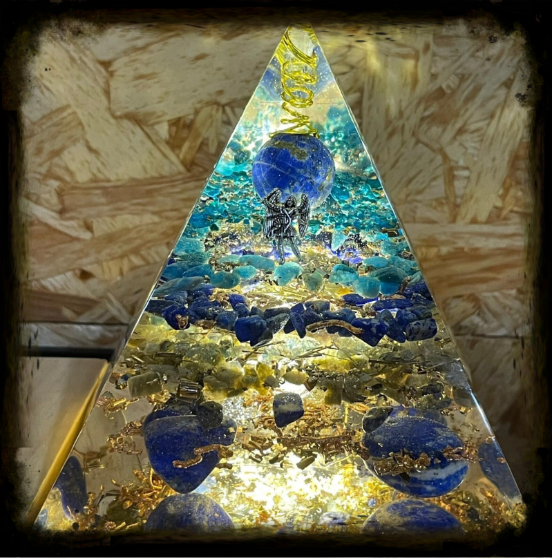 Pyramide Orgonite Michaël Protection Turquoise Apatite Lapis Lazuli Labradorite