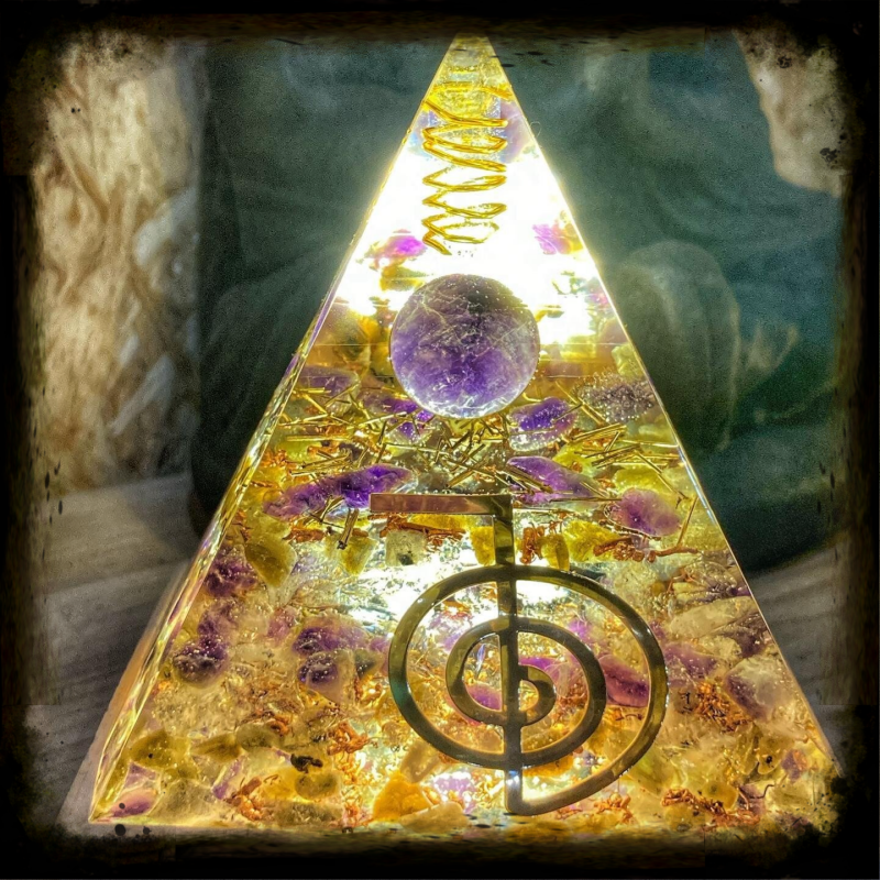 Pyramide orgonite protection et harmonie Améthyste cristal de roche labradorite