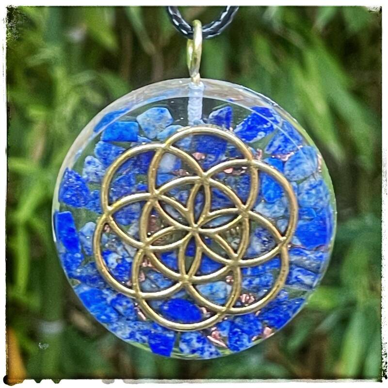 pendentif-5-cm-lapis-graine-dor-e-standard.jpg