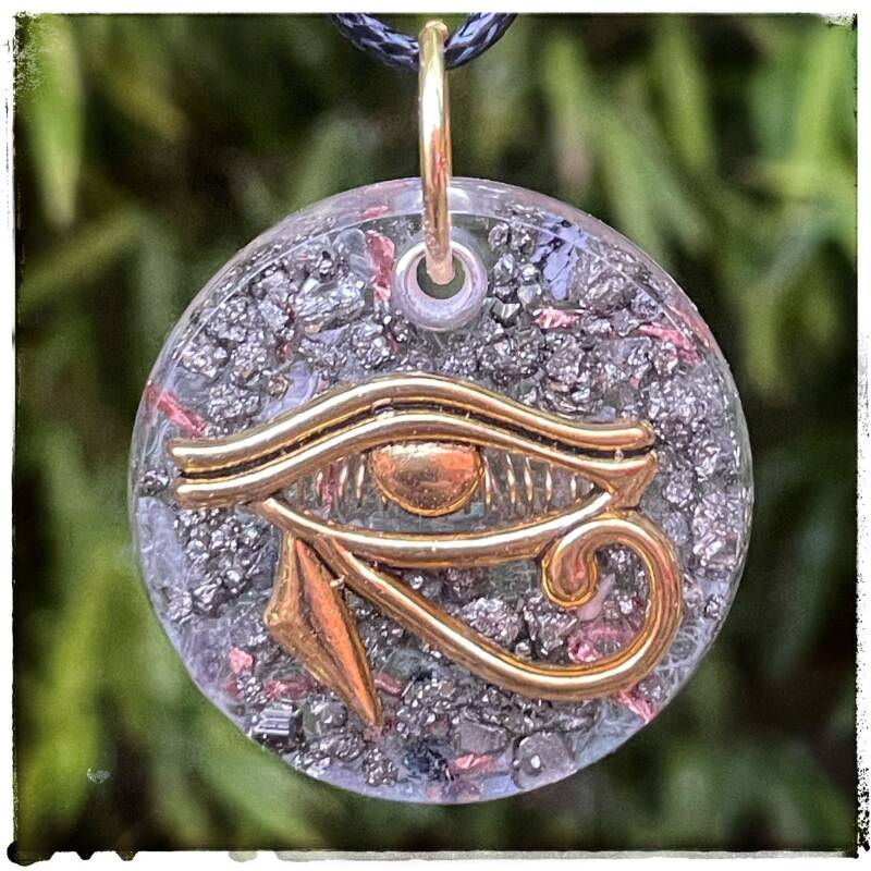 pendentif-oeil-d-horus-dor-pyrite-fluorite-standard.jpg