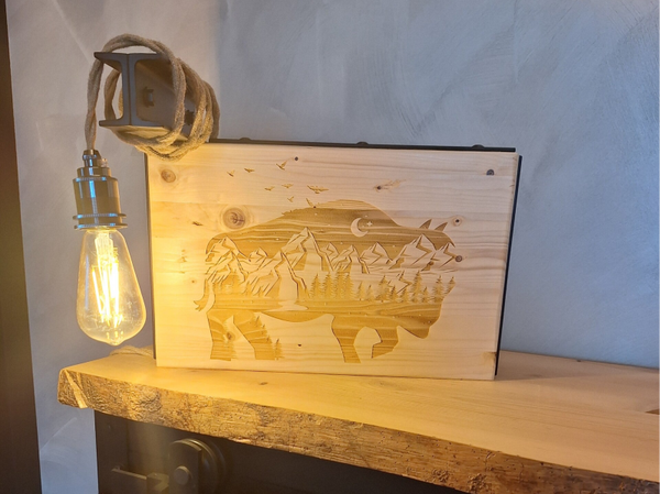 Lampe à poser en bois et fer, gravure Bison paysage
