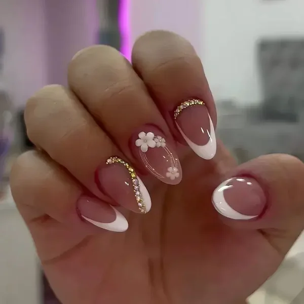 Faux Ongles Arrondis Florisants Avec Diamants