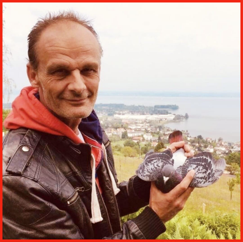 Inhaber von Hochzeitstaube.ch Martin Künzler mit Brieftaube  / Schwarzenbach