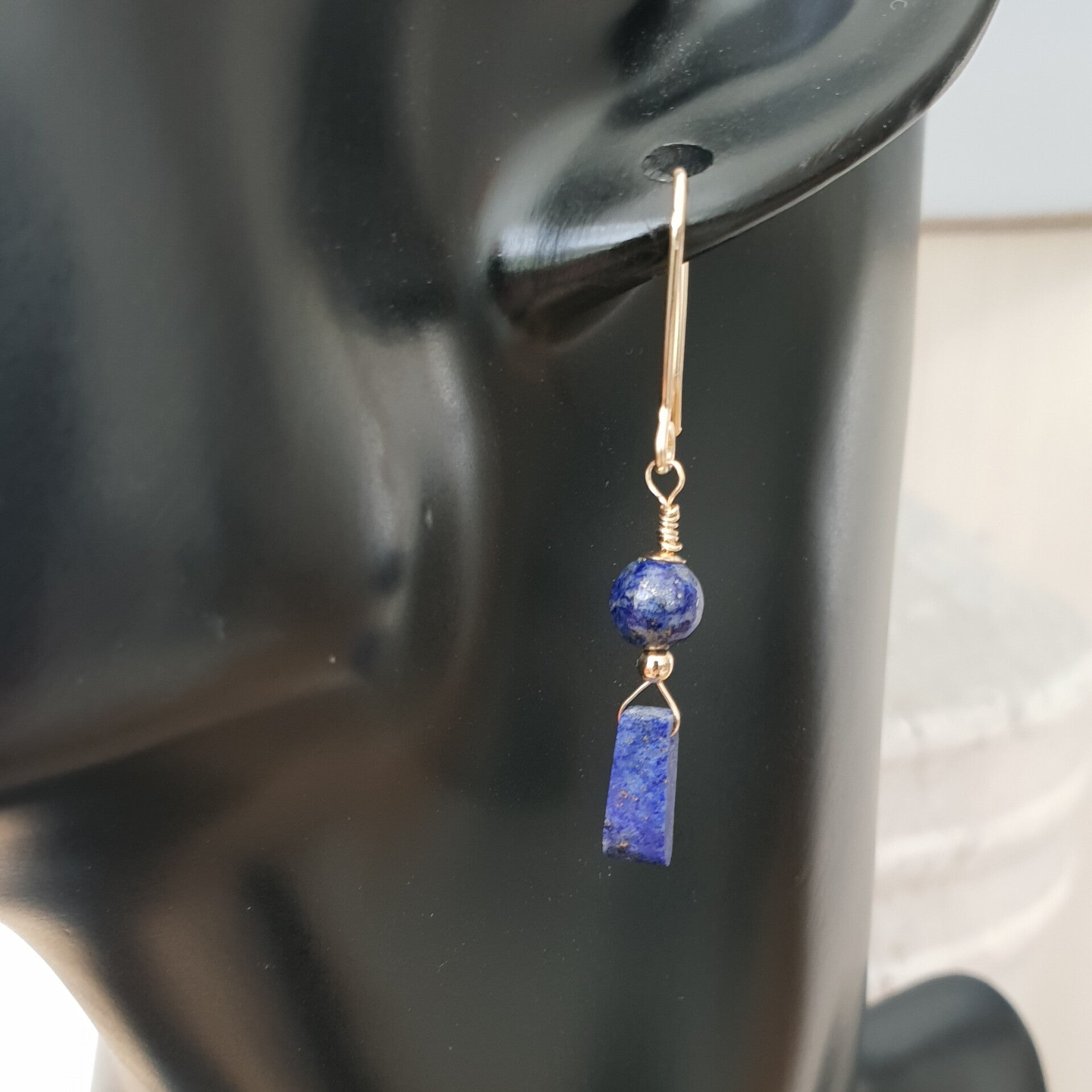 Art-Ajoure 14k Gold filled oorbellen met Lapis lazuli.