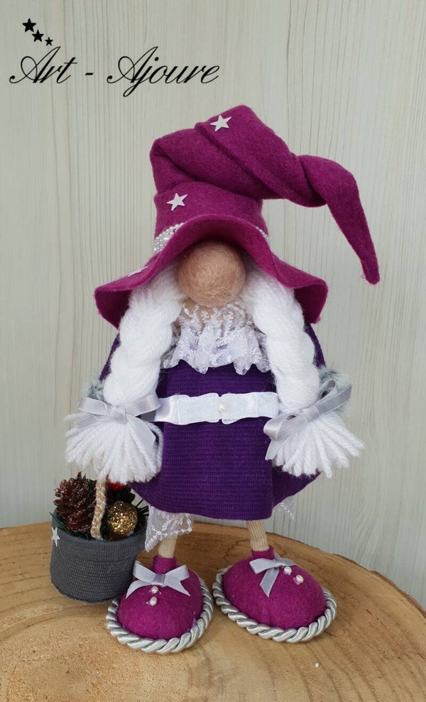 Art-Ajoure handgemaakte wollen Kerstkabouter 27 cm paars