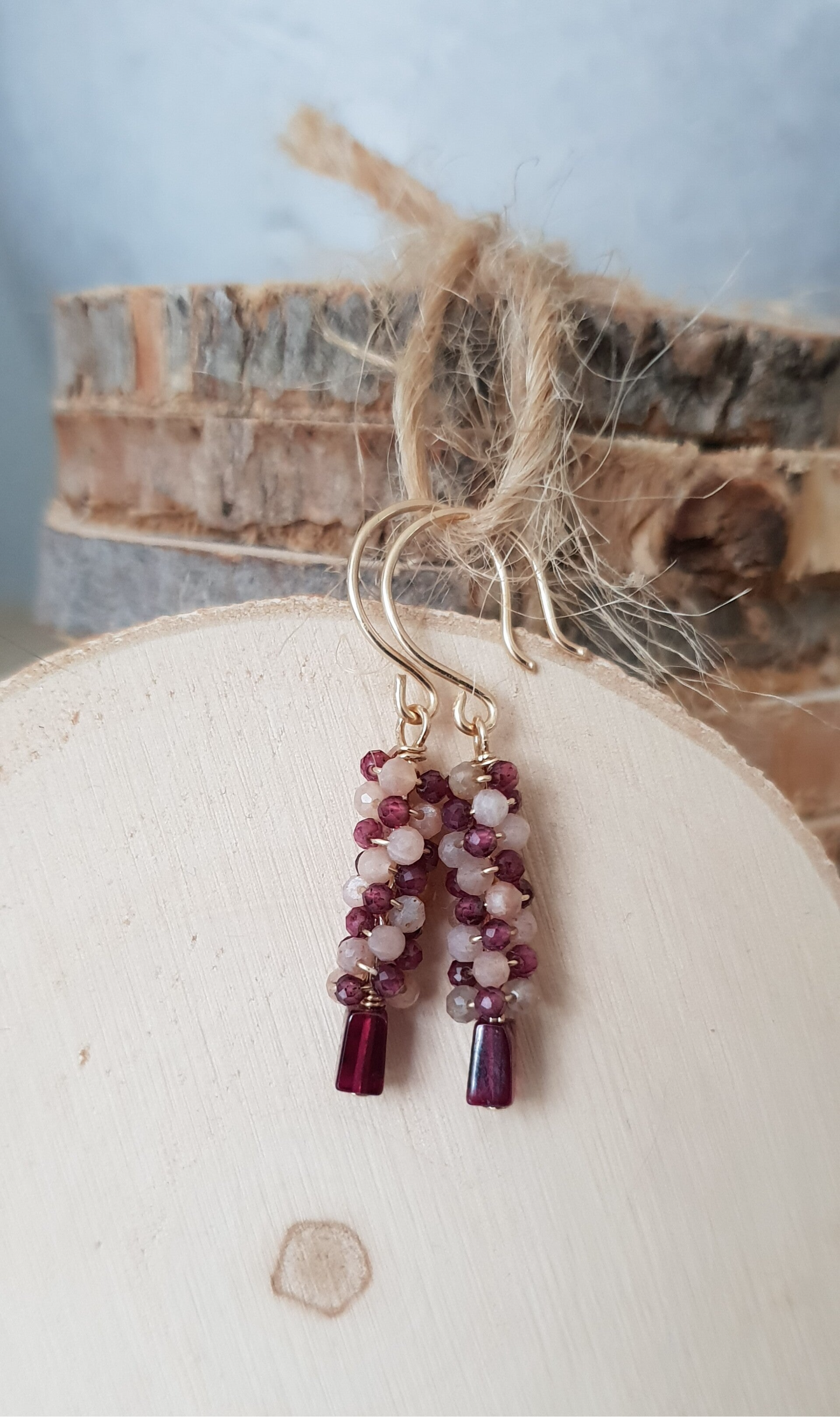 Art-Ajoure 14k Gold fill oorbellen met Granaat en Maansteen