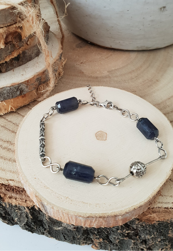 Art-Ajoure 925 Geoxedeerde zilver armband met naturel Ioliet.