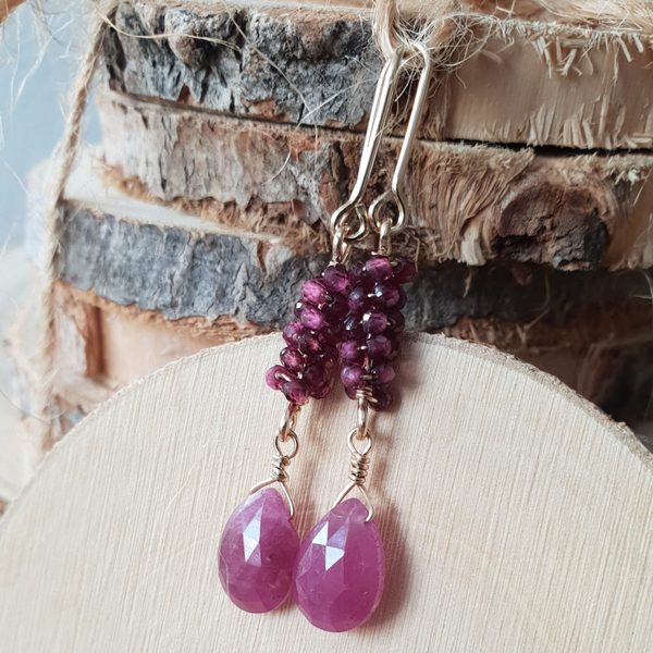 Art-Ajoure 14k Gold fill oorbellen met Roze Saffier en  Rhodoliet.