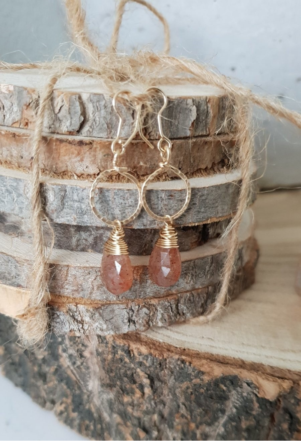 Art-Ajoure 14k Goldfill oorbellen met Aardbeikwarts.