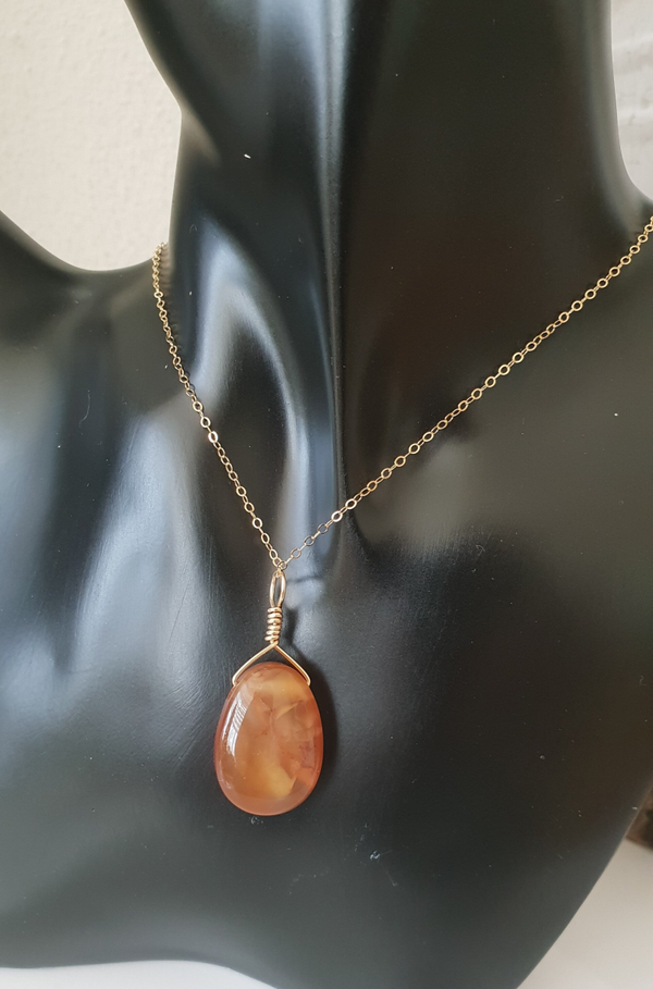 Art-Ajoure 14k Gold fill hanger met Carneool.