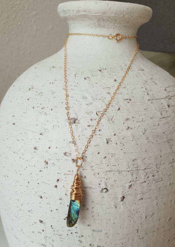 Art-Ajoure 14k Gold filled hanger met Labradoriet.