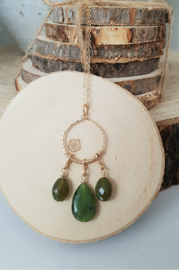 Art-Ajoure 14k Gold filled hanger met Jade en Vesuvianiet.