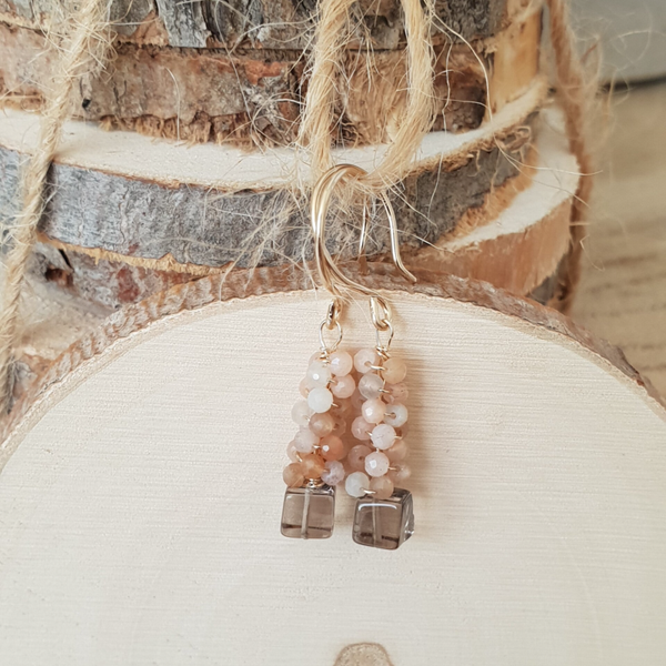 Art-Ajoure 14k Gold fill oorbellen met Rokkwarts en Maansteen.