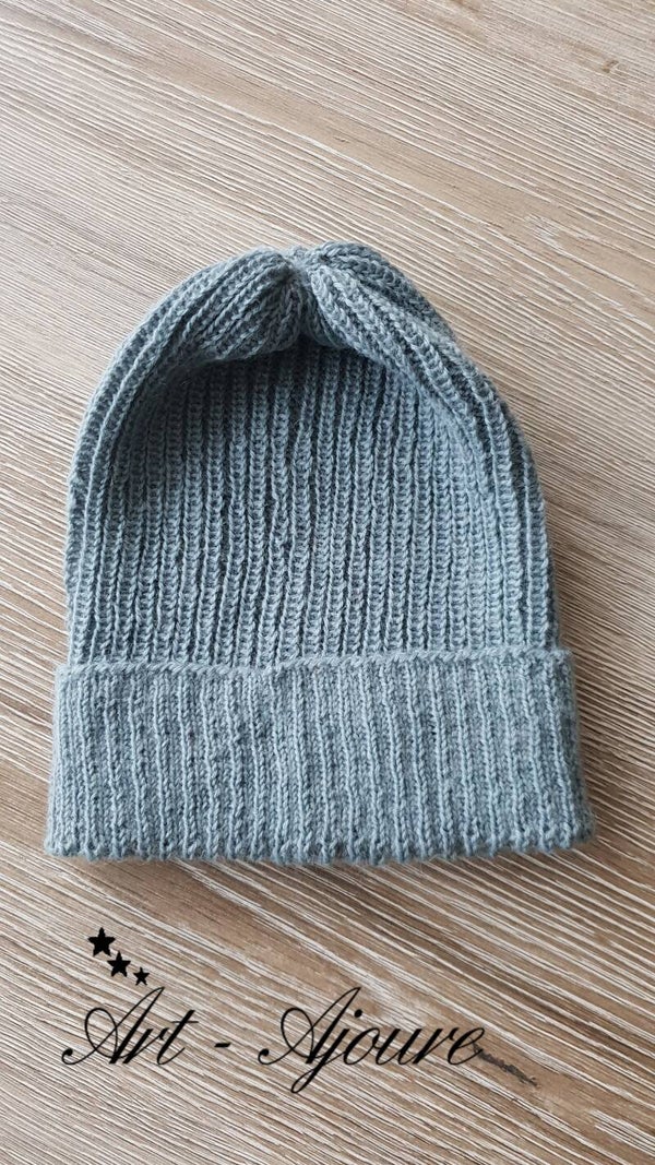 Art-Ajoure handgebreide ribgebreide wollen muts.