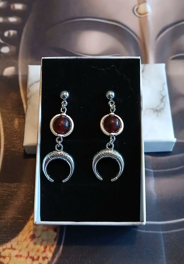 Boucles d'oreilles croissant de lune inversée et sa pierre de Grenat