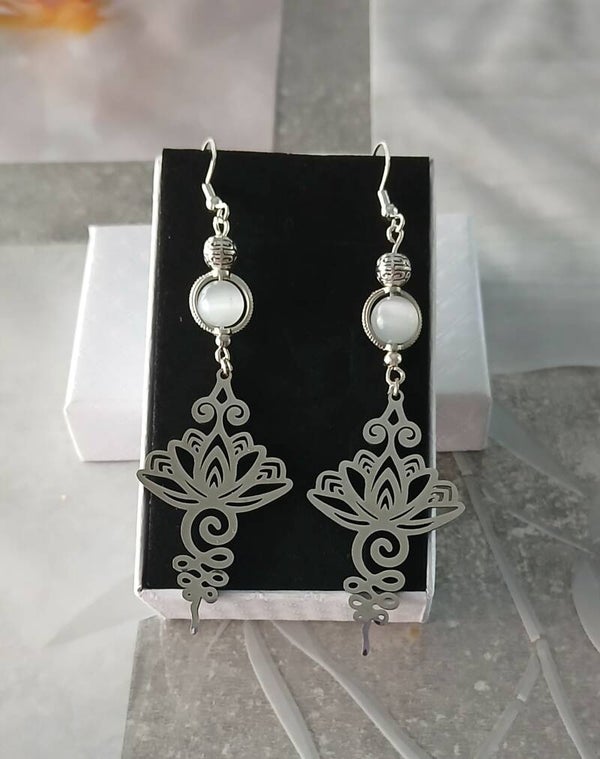 Boucles d'oreilles Unalome et sa pierre de sélénite