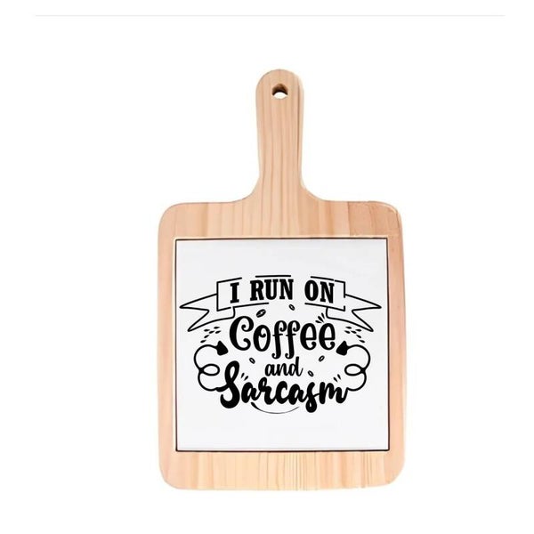 Decoratieve borrelplank - I run on coffee and sarcasm - spreuktegel