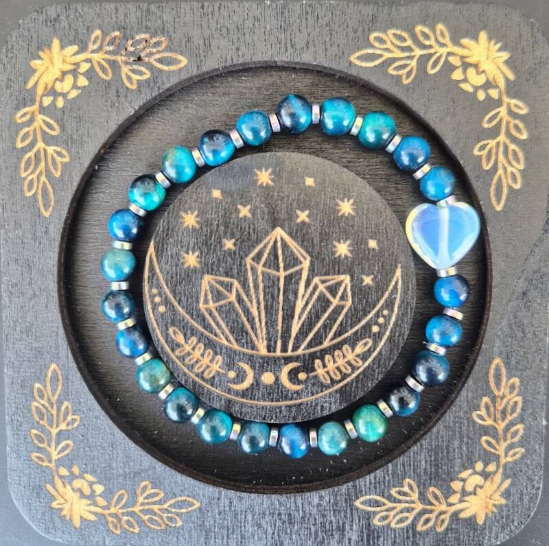 Tiegerauge blau mit Edelstahl zwischen Perlen und einem Opalit Herz CHF 30.00