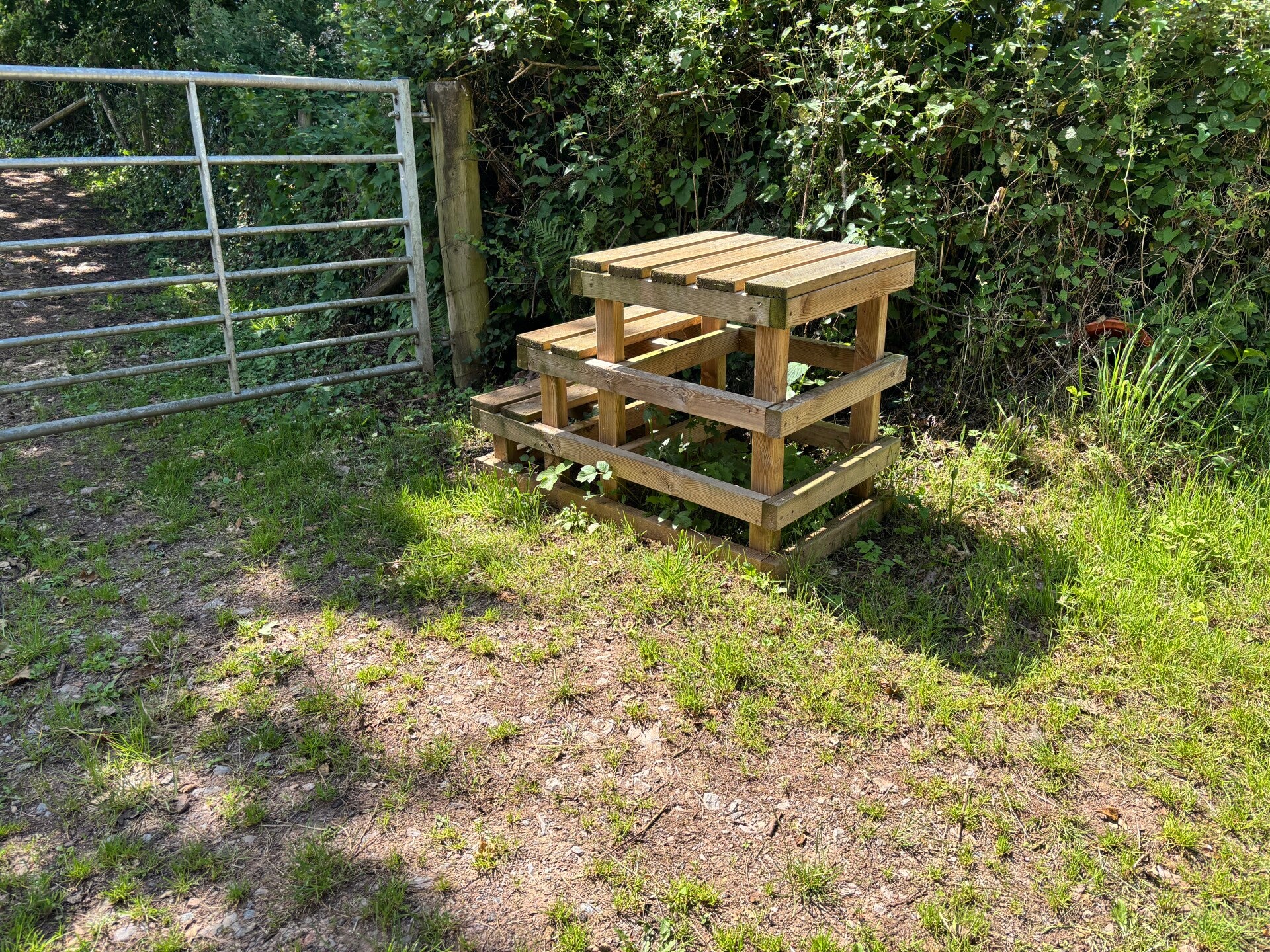 Horse mount made from pallets