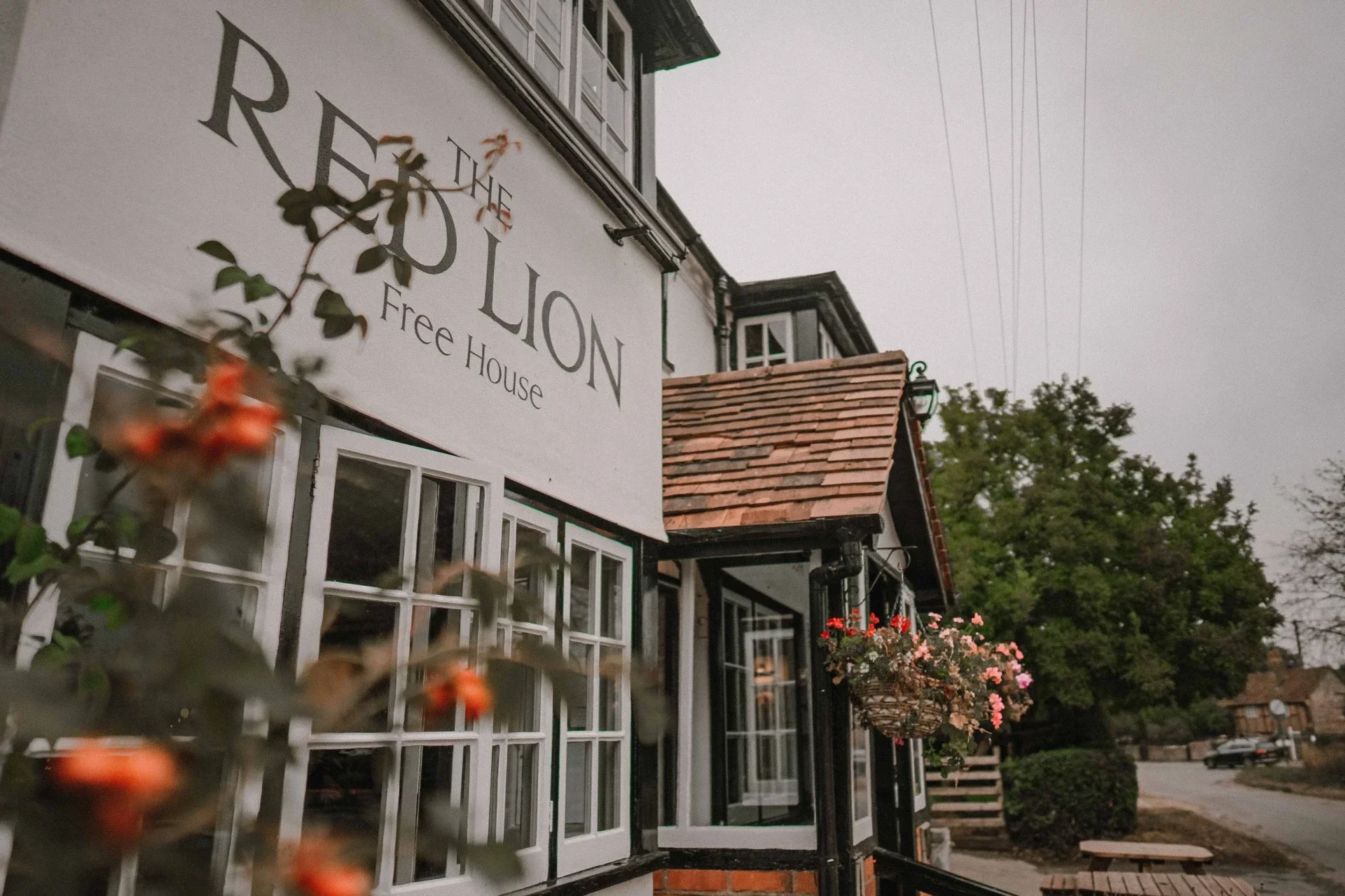 Red Lion frontage, Peppard Common