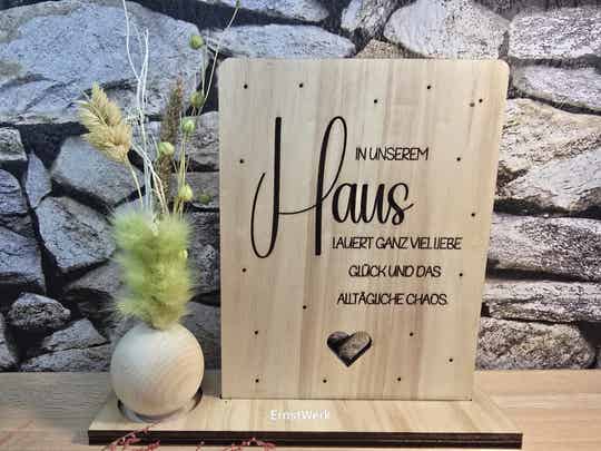 Holzschild „In unserem Haus…“ mit Trockenblumen