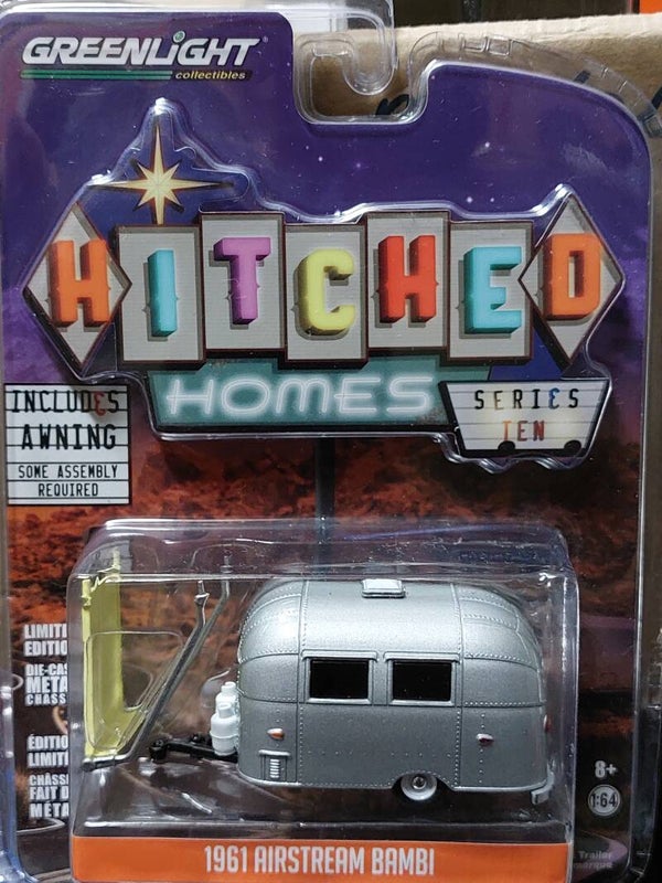 Greenlight Hitched 1961 Airstream Bambi met zwarte luifel