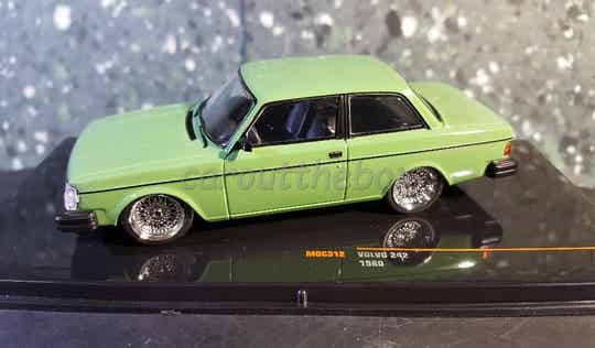 Ixo auto 1:43 - Volvo custom 242 groen 1980 V712