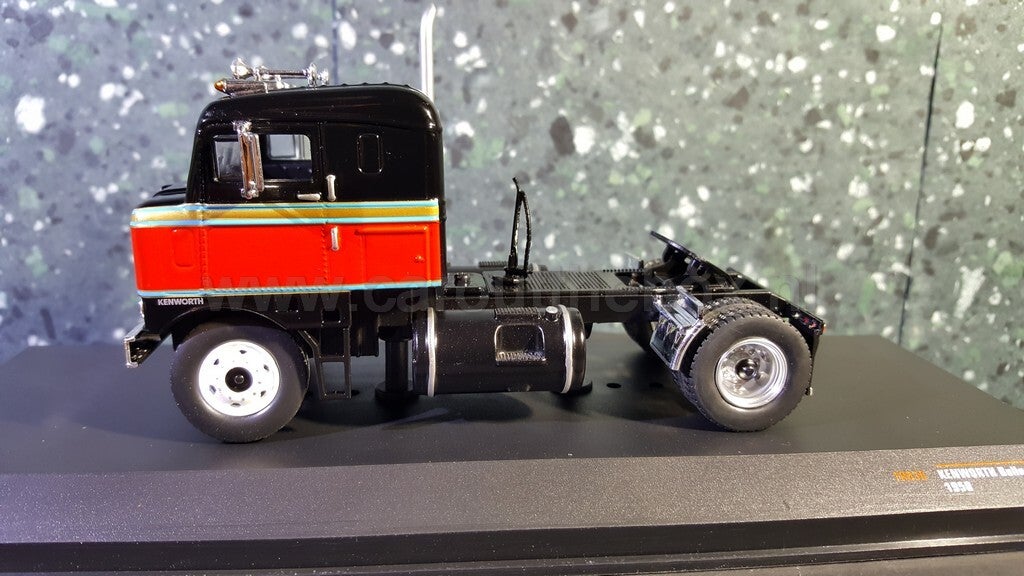 Ixo truck 1:43 - Kenworth Bullnose zwart/rood V290