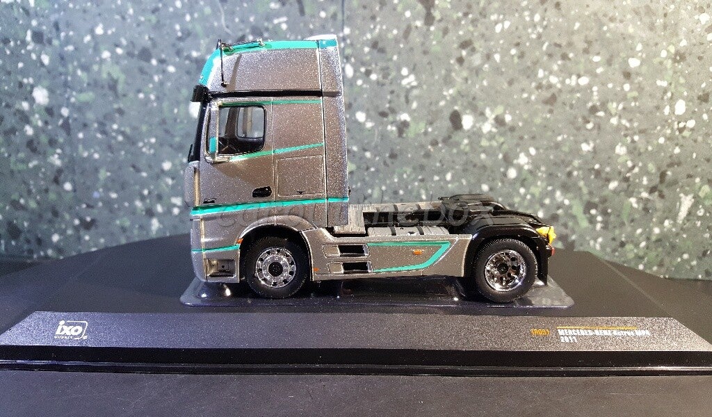 Ixo truck 1:43 - Mercedes Actros MP4 grijs V543