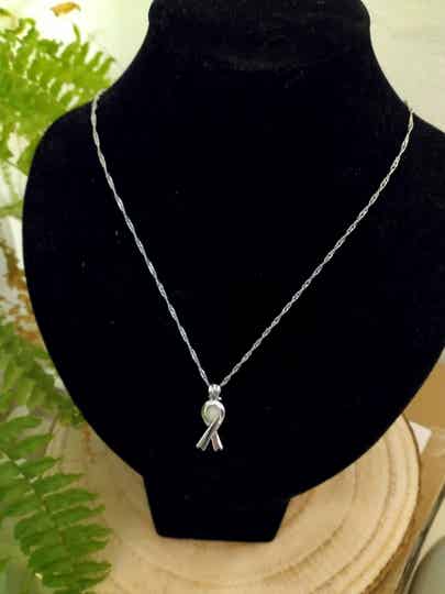 Collier argent fluorescent