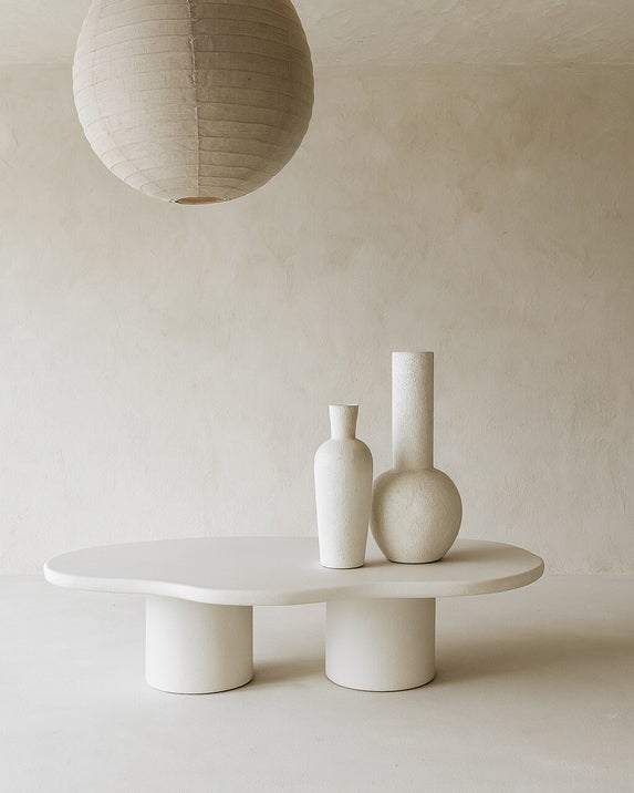 Beton ciré tafel met bank in woonruimte
